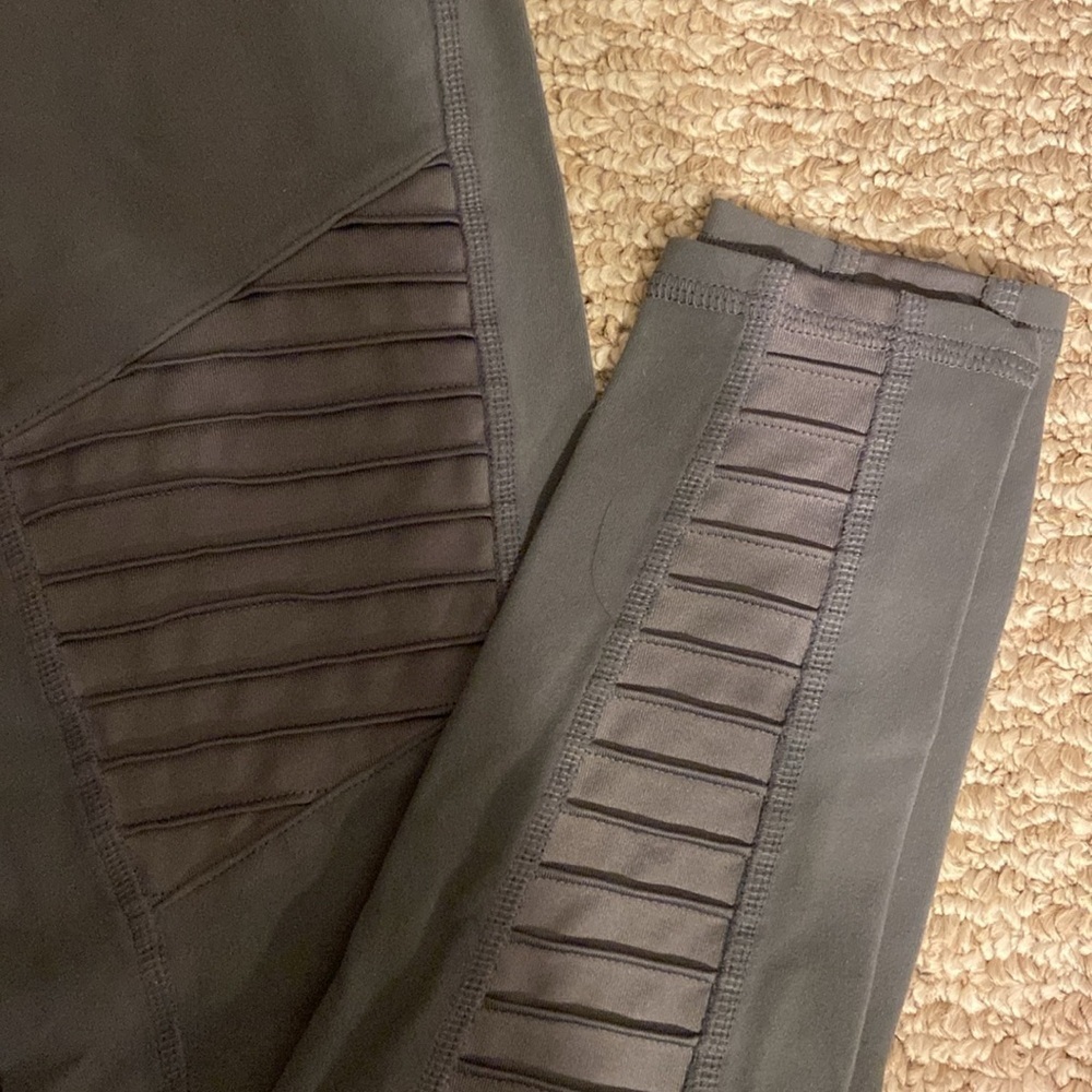 Alo Yoga moto leggings, high waisted in anthracite, sz XS - Picture 2 of 5